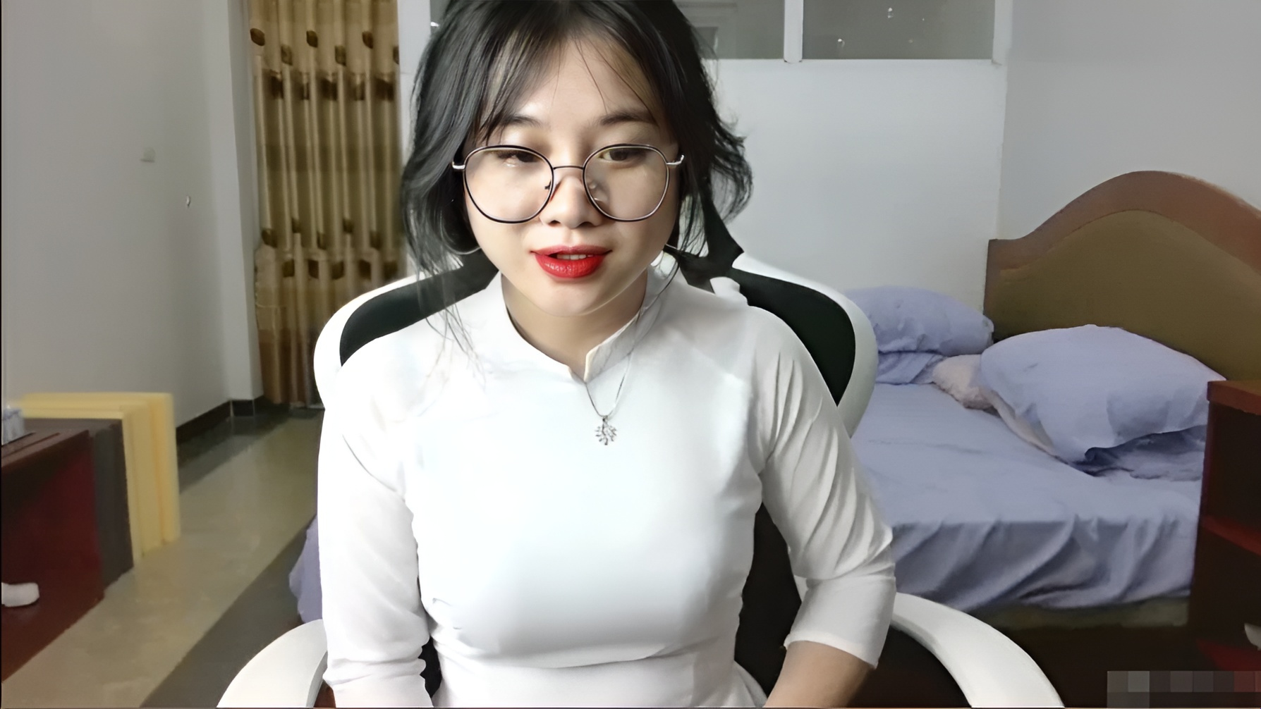 Anna Gấu thủ dâm chào anh em